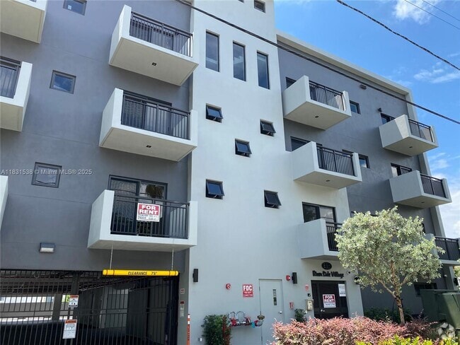 Building Photo - 836 SW 2nd St Unit 301 Rental