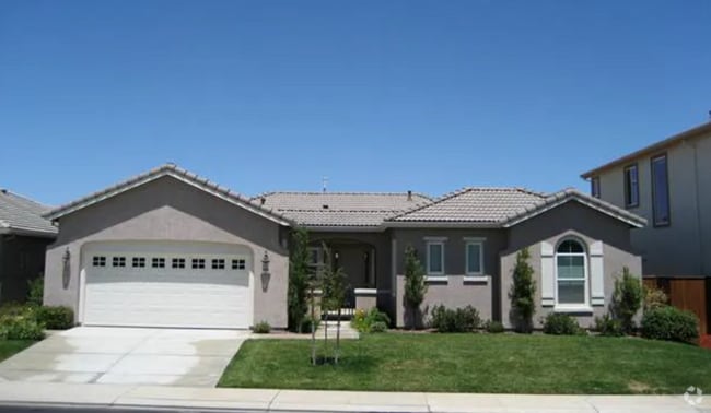 Building Photo - Beautiful charming single story home