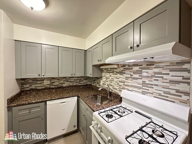 Photo - 3702 N Pine Grove Ave Unit M01B