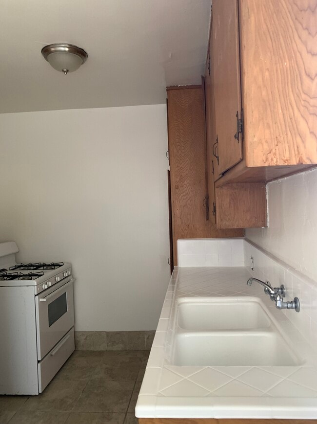 kitchen - 225 Bay St