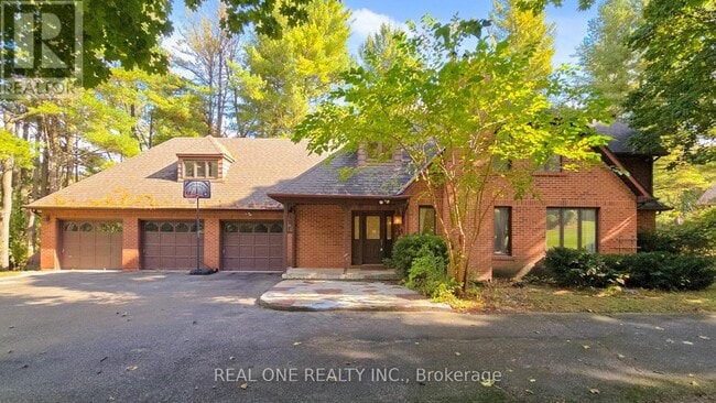 Photo - 465 Woodland Acres Crescent