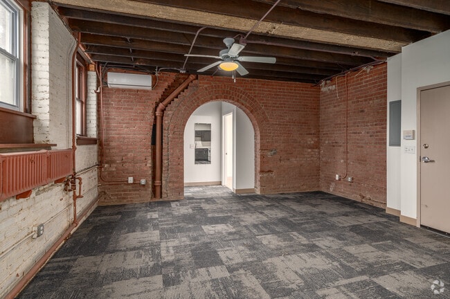 1BD, 1BA - 612SF - Living Room