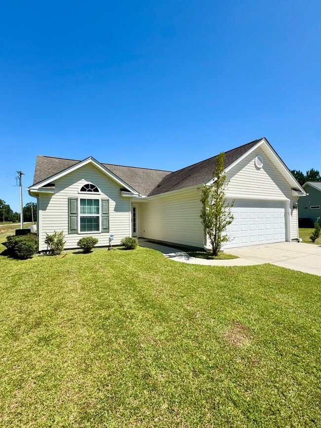 Building Photo - Pet Friendly 3 Bedrooms, 2 Baths & 2 car g... Rental