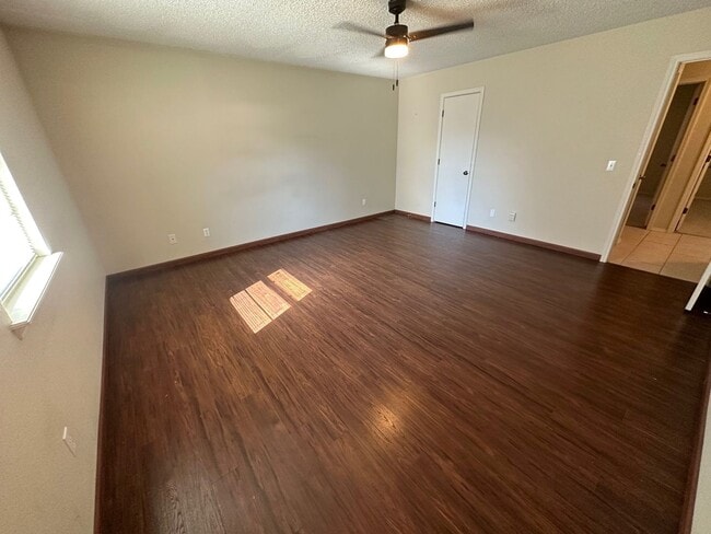 Photo - 3/2/2 on culdesac, close to park!