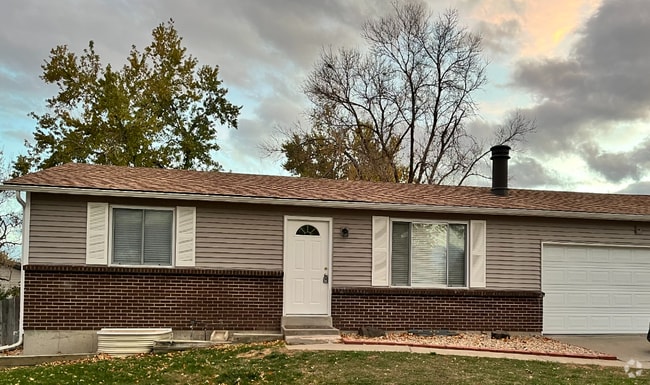 Building Photo - Spacious and Charming Lakewood Home with H...