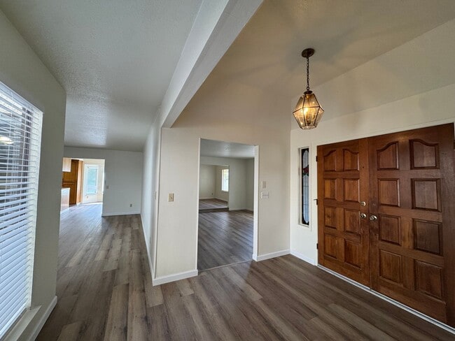 657 W Escalon Ave