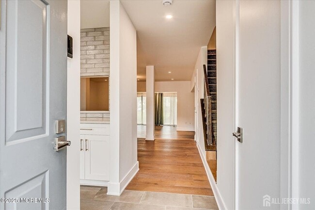 Photo - 369 Bromley Pl