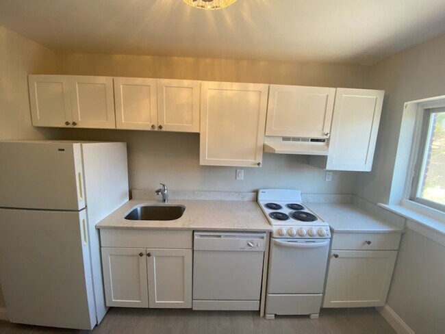 Building Photo - 1321 Boylston St Rental