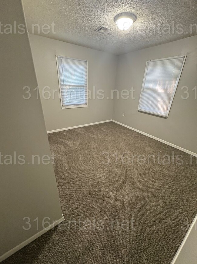 Photo - $899 - 3 bedroom / 1 bathroom - Single Fam...