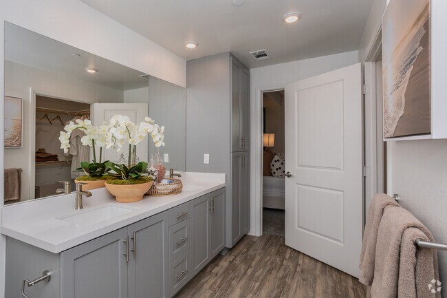2BR, 2BA - 1056 SF