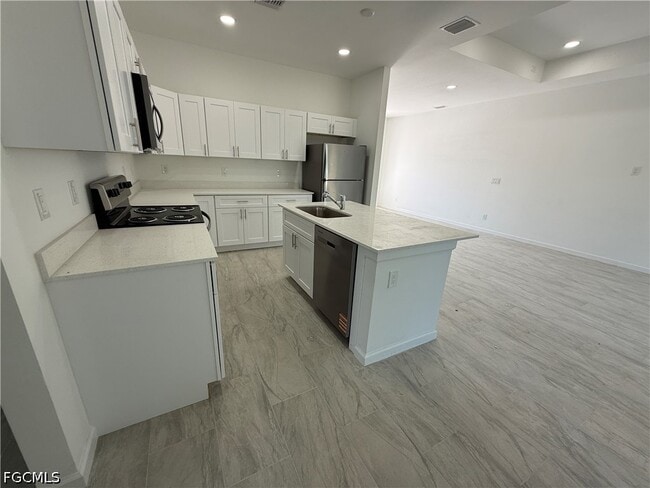 Photo - 1115 Cove St E
