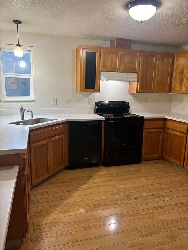 Photo - 929 S School St