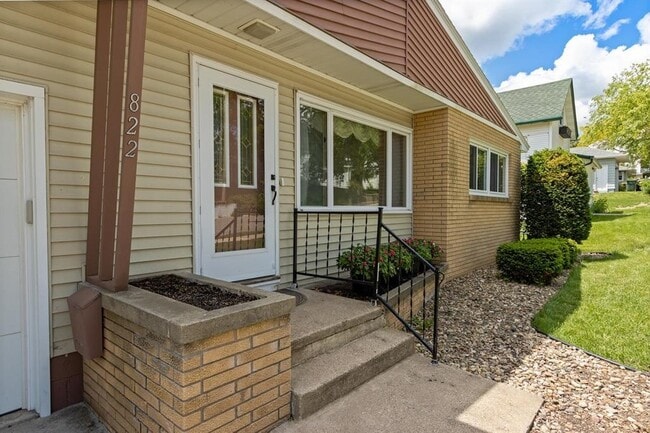 Photo - 822 W Pleasant St