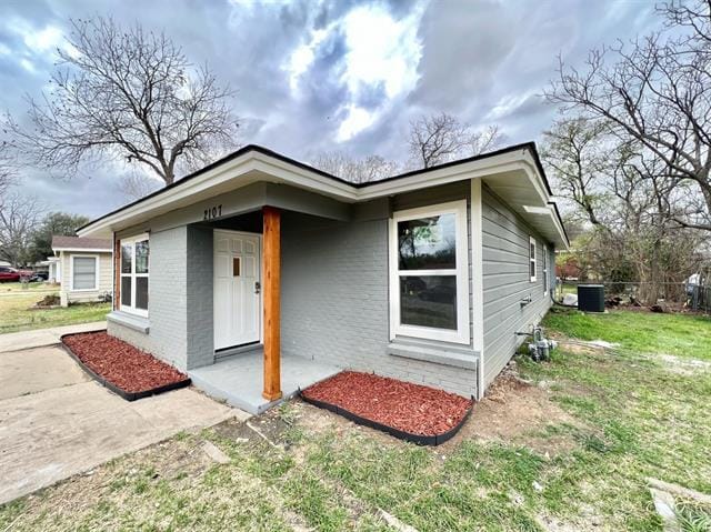 Photo - 2107 Hedgerow St