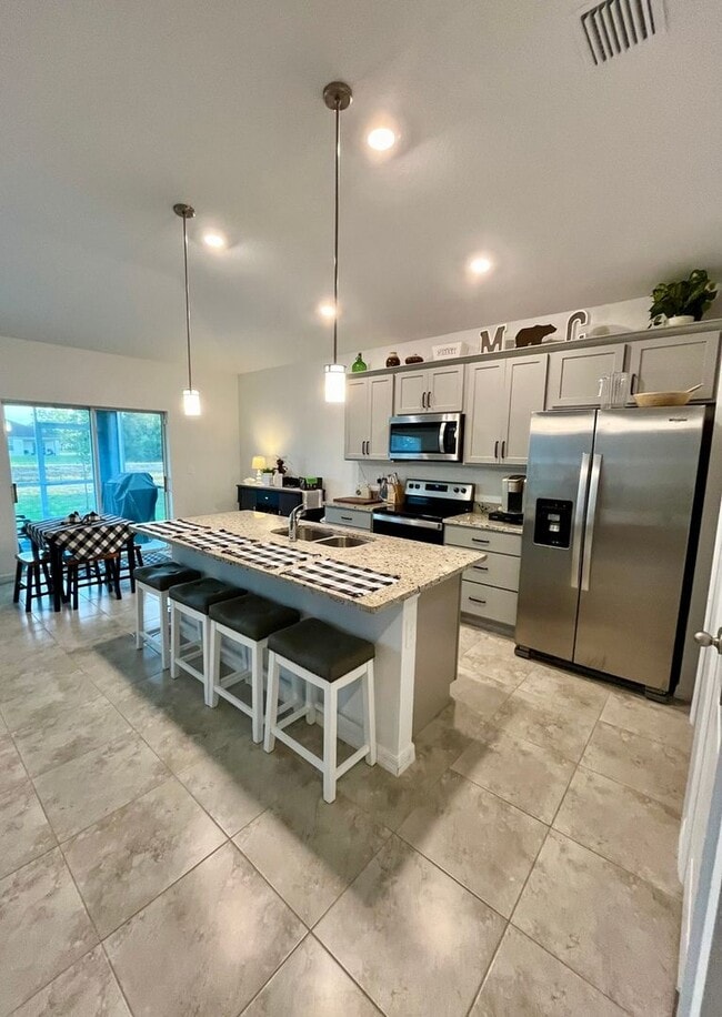 Photo - 858 Rue Labeau Cir