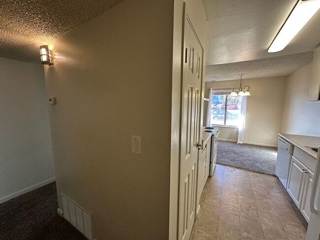 Photo - 4600 Neil Rd