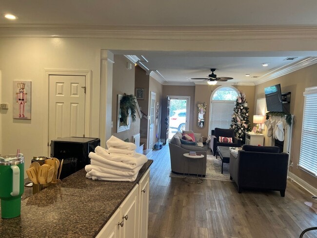 Photo - 6 Bedroom Pierce Ave