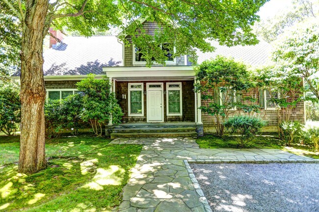 Photo - 11 Forest Crossing