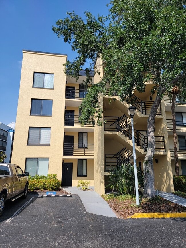 Building Photo - Resort-Style Living on the Hillsborough River, 3 BEDROOM Marina Club Condo - AVAILABLE NOW!