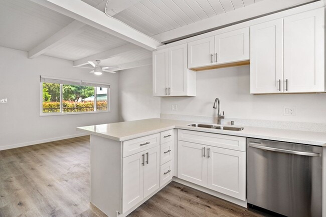 Photo - Quiet Comfortable Upstairs 2 Bedroom 1 Bat... Unit 524 #1