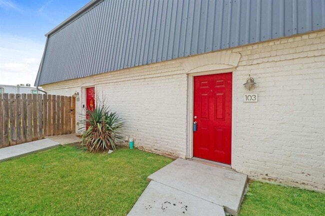 Building Photo - 7202 Twin Crest Dr