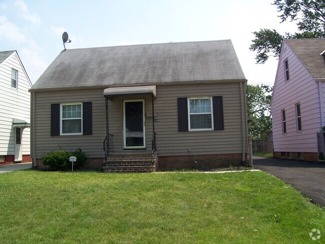 Building Photo - Bungalow with rec room and garage Rental