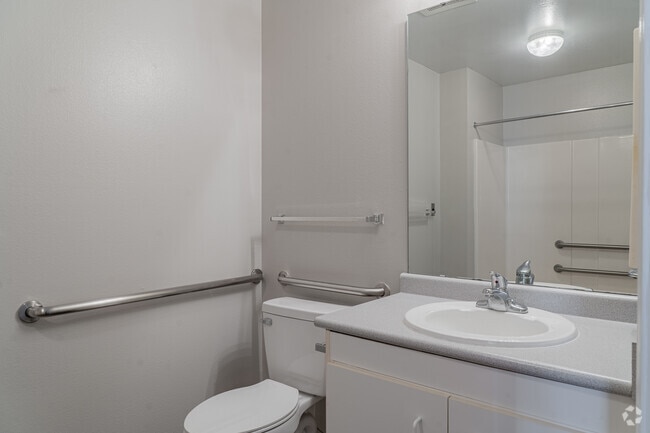 2BR, 1BA - 884SF - Primary Bathroom