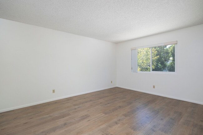 Photo - *MOVE-IN SPECIAL* 2BR in Oceanside with W/D Hookups and Garage Unidad 2163