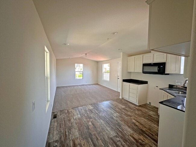 Photo - 21100 State St