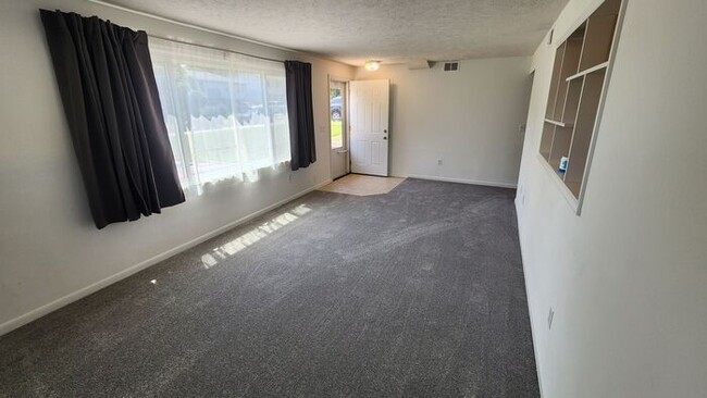 Photo - Amazing 3 bedroom Duplex - Super clean and ready to move in!