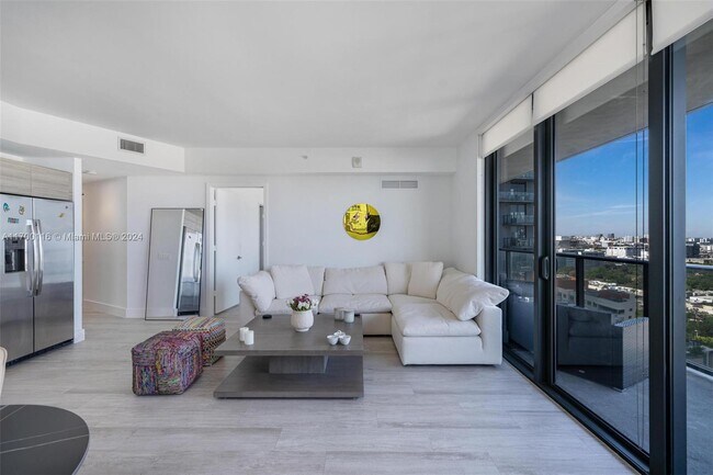 Photo - 121 NE 34th St Unidad 2109