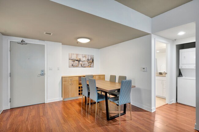 Photo - 425 W Beech St