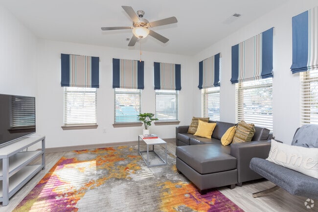 2BR, 2BA - 896SF B3 - Living Area