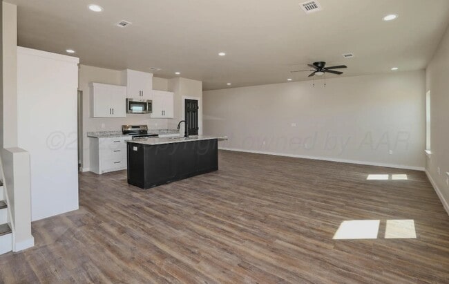 Photo - 925 E Loop 335 S