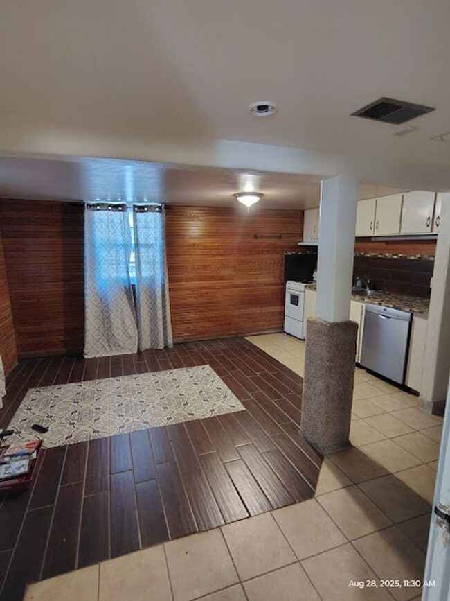 Building Photo - PM-0000 Unit PM-0000 Lower Rental