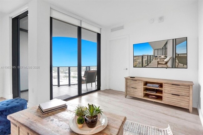 Photo - 121 NE 34th St Unidad 1814