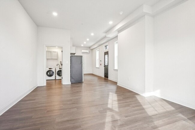 Photo - 472 Roxborough Ave