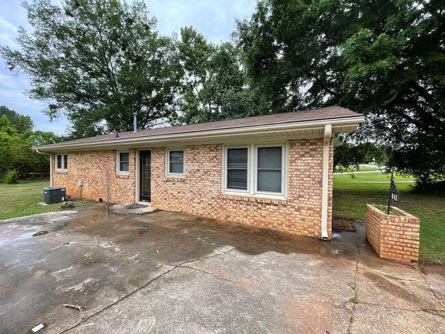 BELOW MARKET RENT! - BELOW MARKET RENT! House