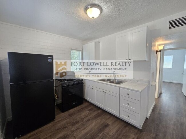 Building Photo - Renovated 1 Bed / 1 Bath Apartment with Private Yard!