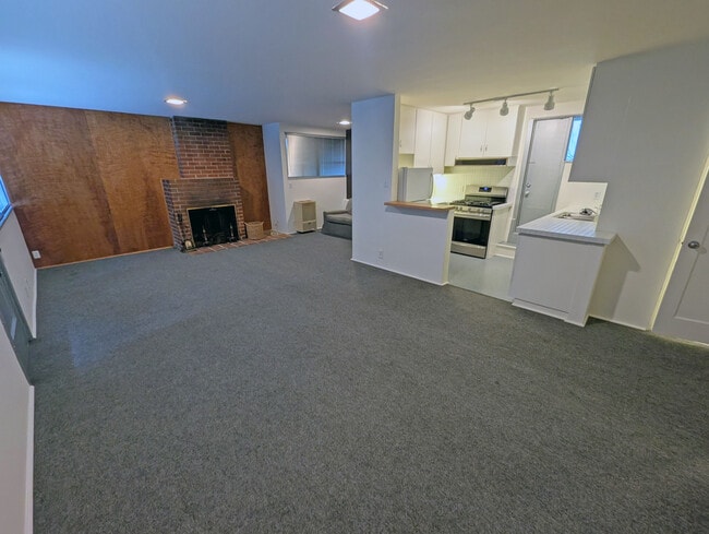 Building Photo - 648 Kelton Ave Unit 648