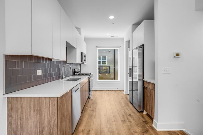 Building Photo - Spacious 4-level Home| 3 bedrooms + Garage parking!