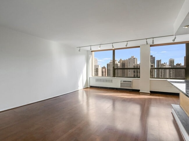 Photo - 1455 N Sandburg Terrace Unit 1904