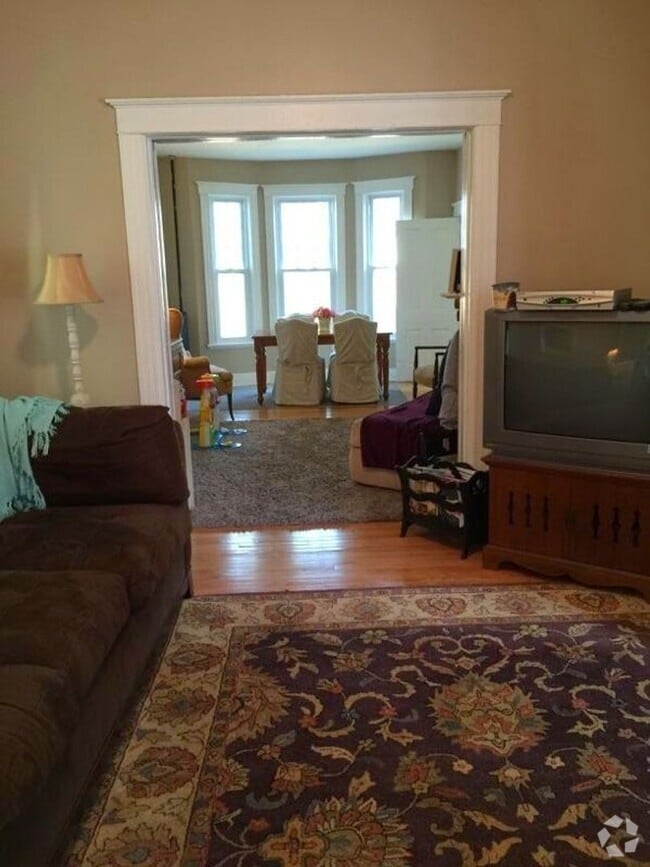 Building Photo - **Available June 1** 4/5 Bedrooms in this ... Rental