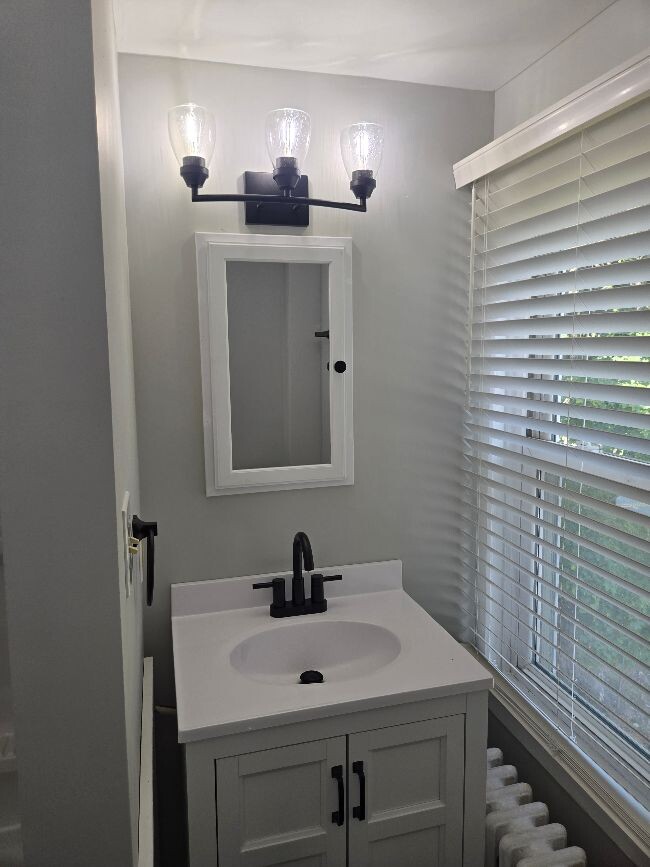 Full bath - 630 Old Waynesboro Rd