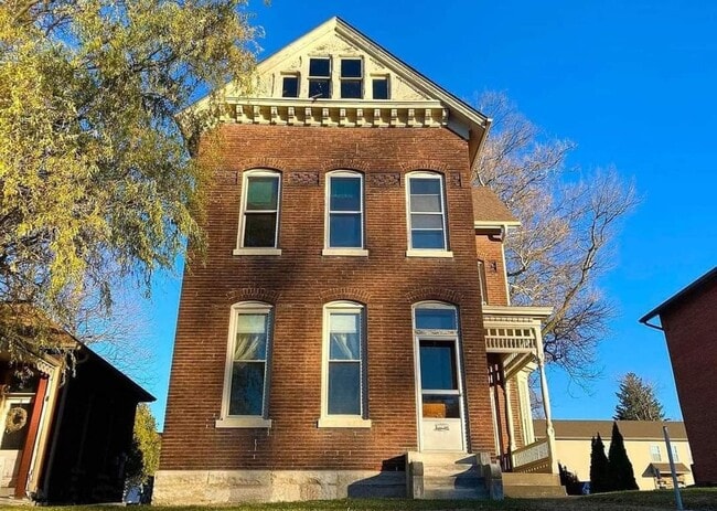 Building Photo - 319 S 8th St Unit 319 1/2 S. 8th St.