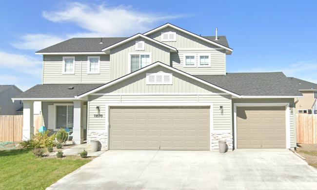 Building Photo - Spacious Home in Quiet Neighborhood