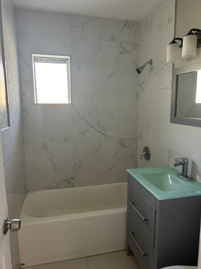 bath - 2230 Douglas St Unidad A