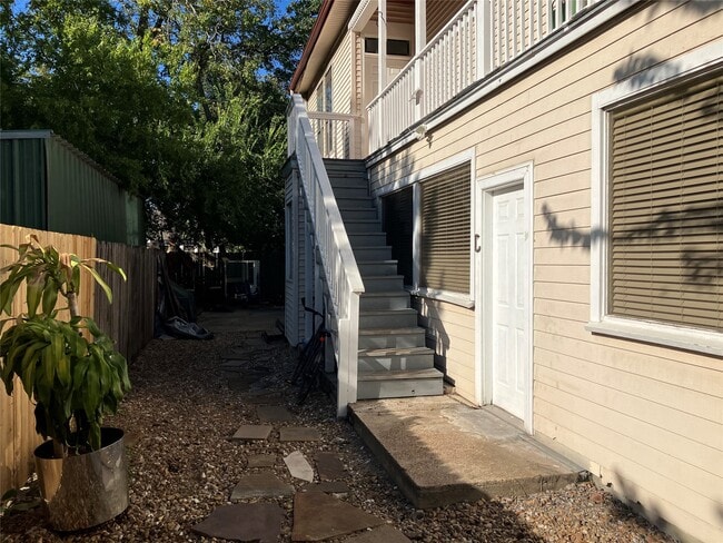 Building Photo - 543 W 27th St Unit E