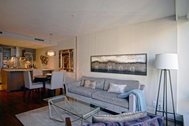 Photo - 1111-1111 Alberni St