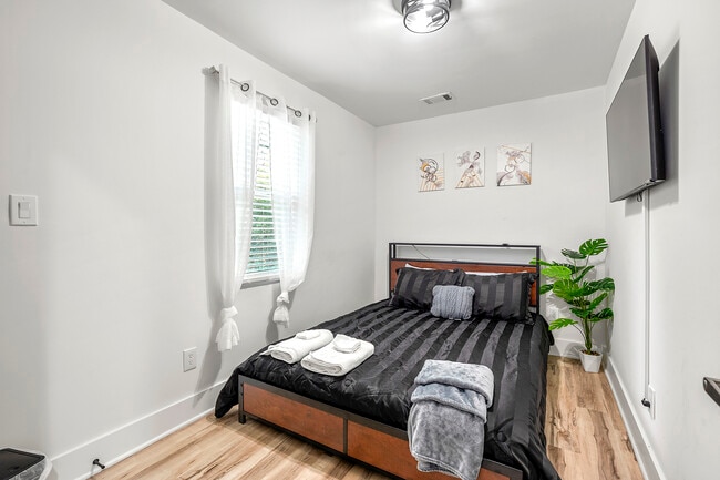 Queen Size Room (EC) - 2310 Tiger Flowers Dr NW Unit Guest Home